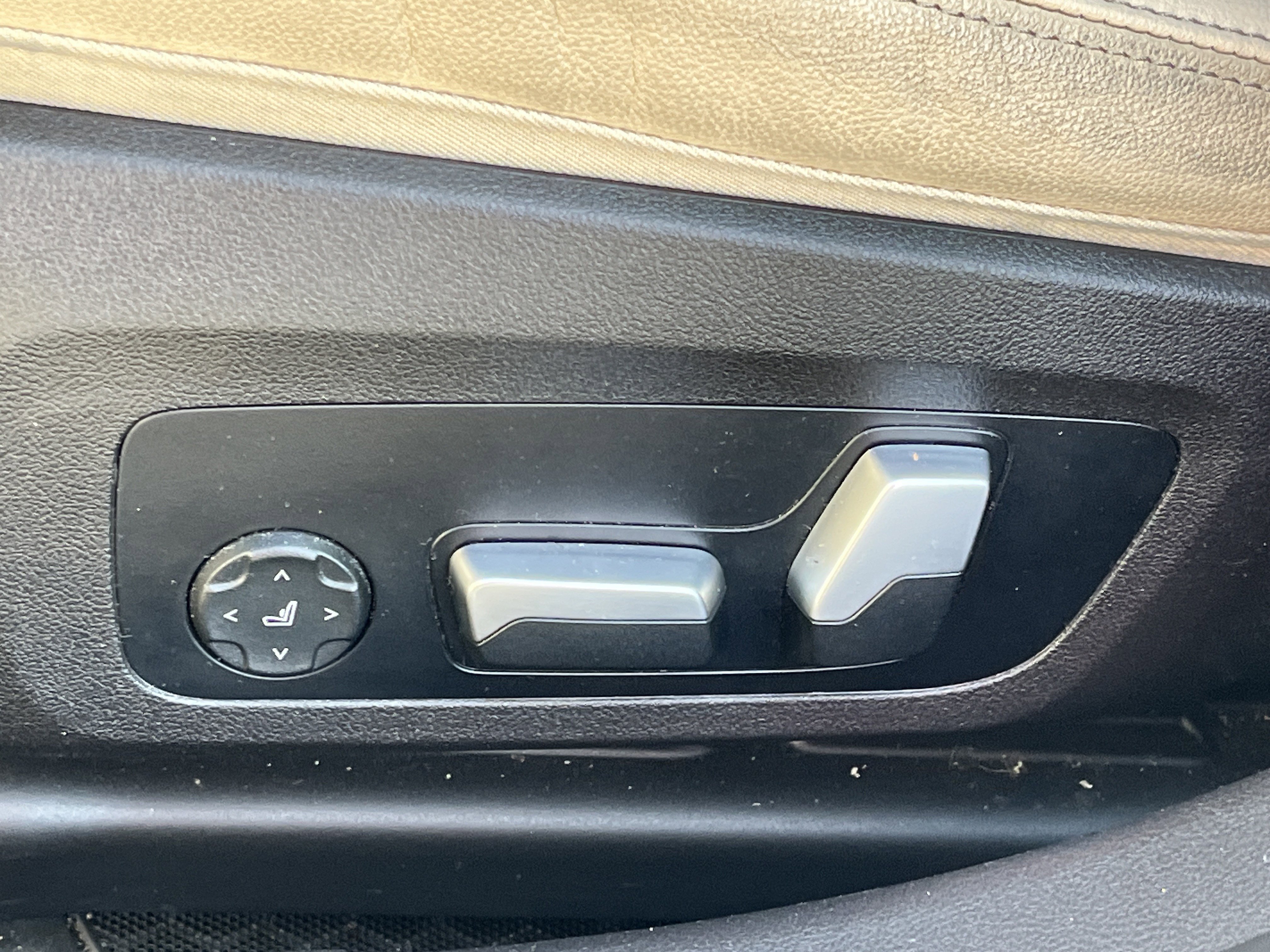 Used 2023 BMW 330i Sedan w/ Premium Package image 19