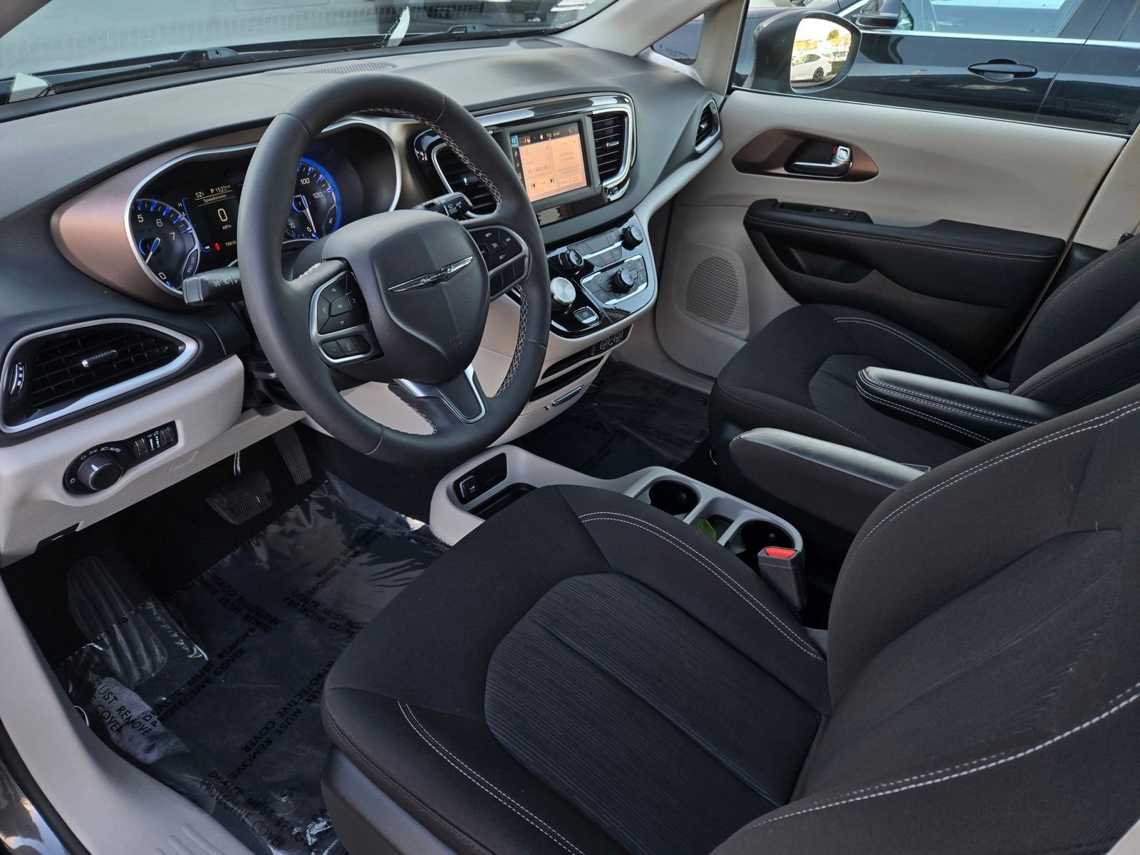 Used 2023 Chrysler Voyager LX image 8