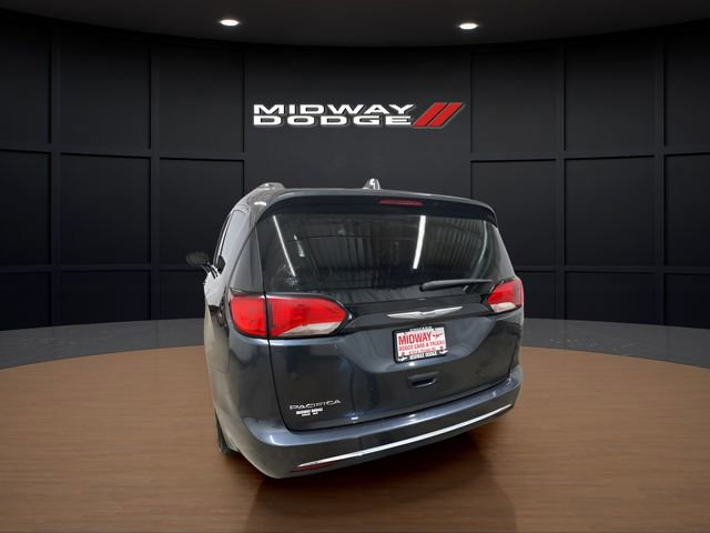 Used 2020 Chrysler Pacifica Touring-L FWD image 7