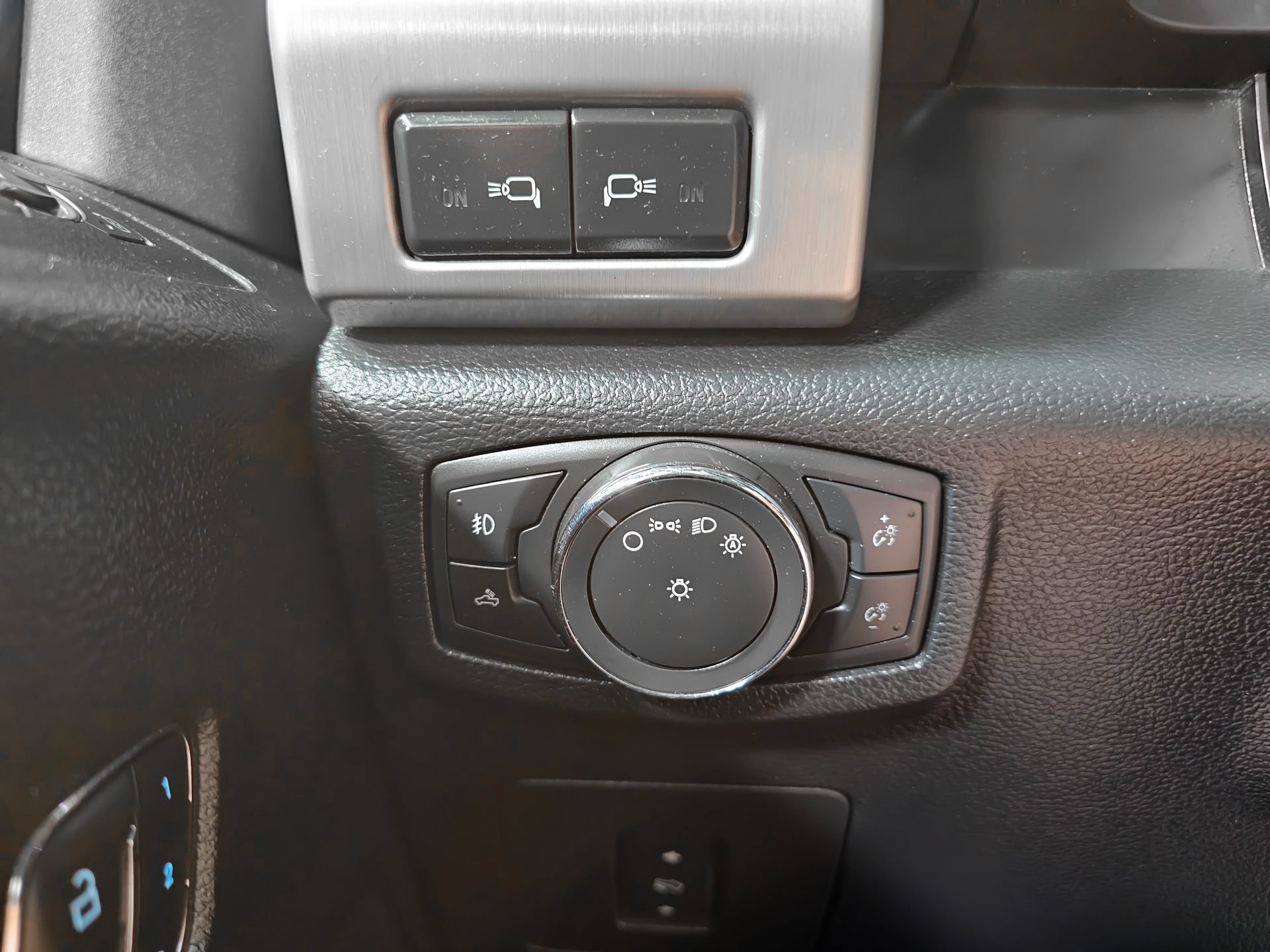 Used 2015 Ford F150 Platinum w/ Equipment Group 701A Luxury AWD/4WD image 34