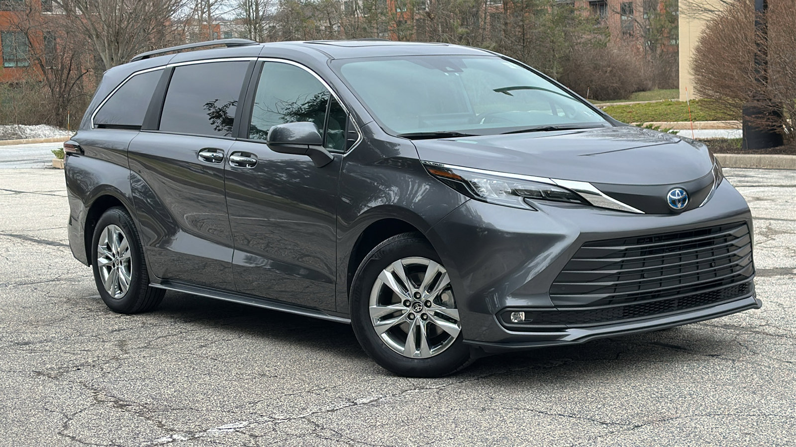 Used 2025 Toyota Sienna XLE w/ XLE Plus Package image 1