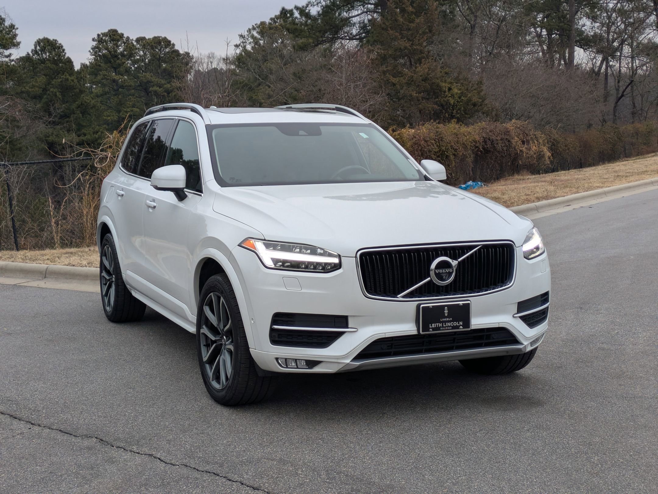 Used 2018 Volvo XC90 T6 Momentum w/ Convenience Package image 3