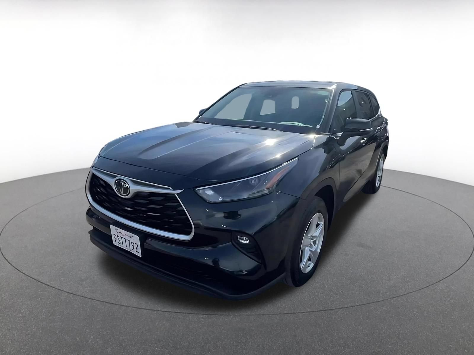 Used 2025 Toyota Highlander LE FWD image 7