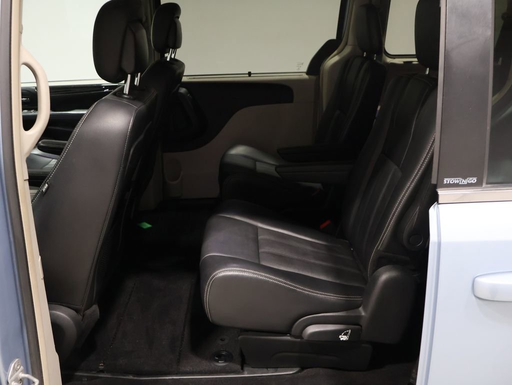 Used 2013 Chrysler Town & Country Touring image 16