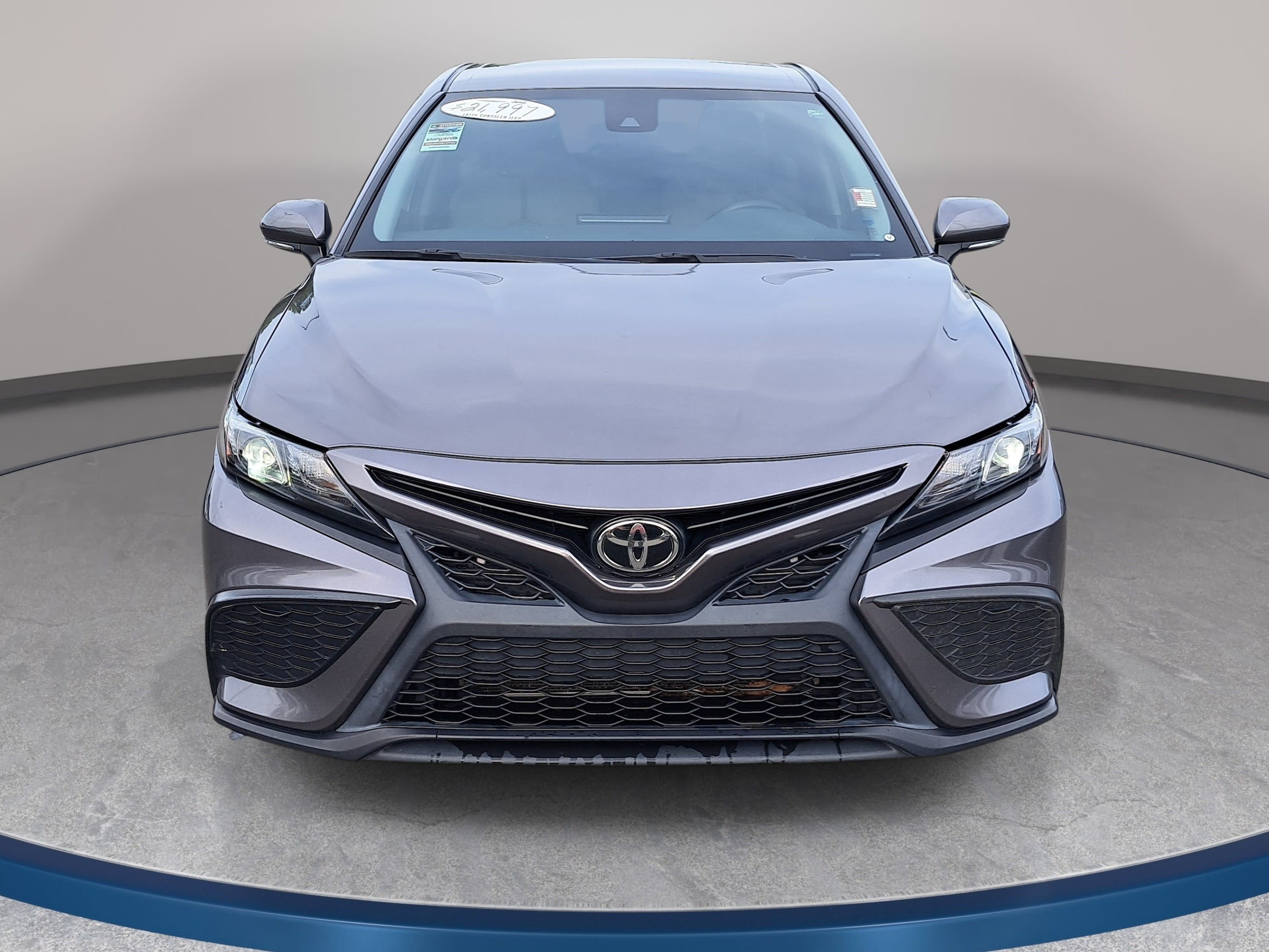 Used 2022 Toyota Camry SE FWD image 2