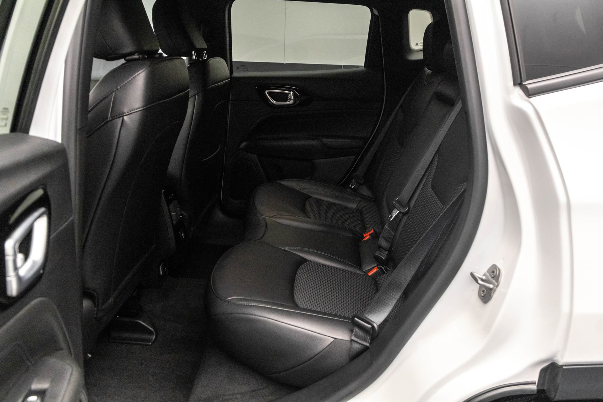 Used 2026 Jeep Compass Latitude image 29