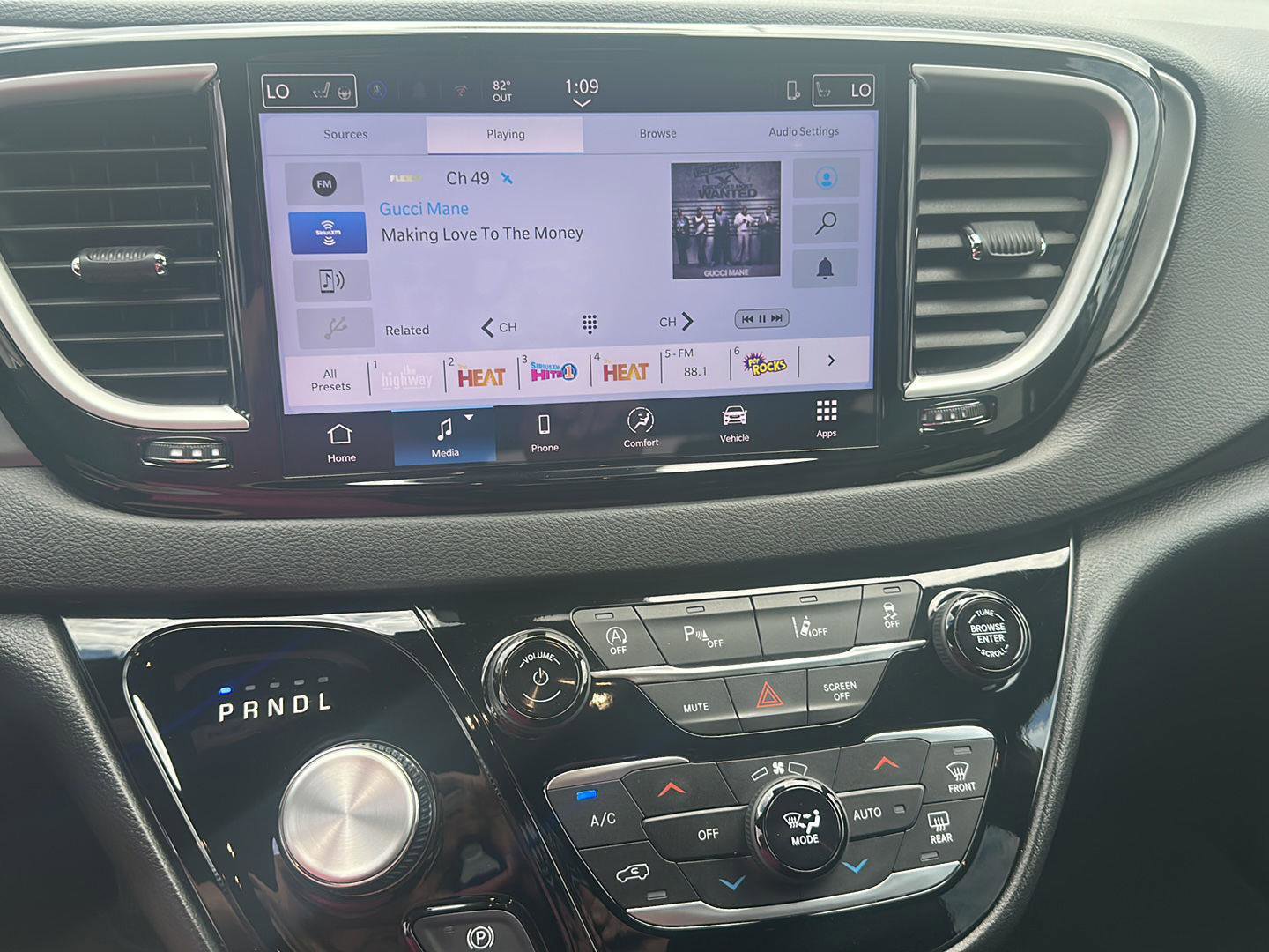 Used 2025 Chrysler Pacifica Select image 16