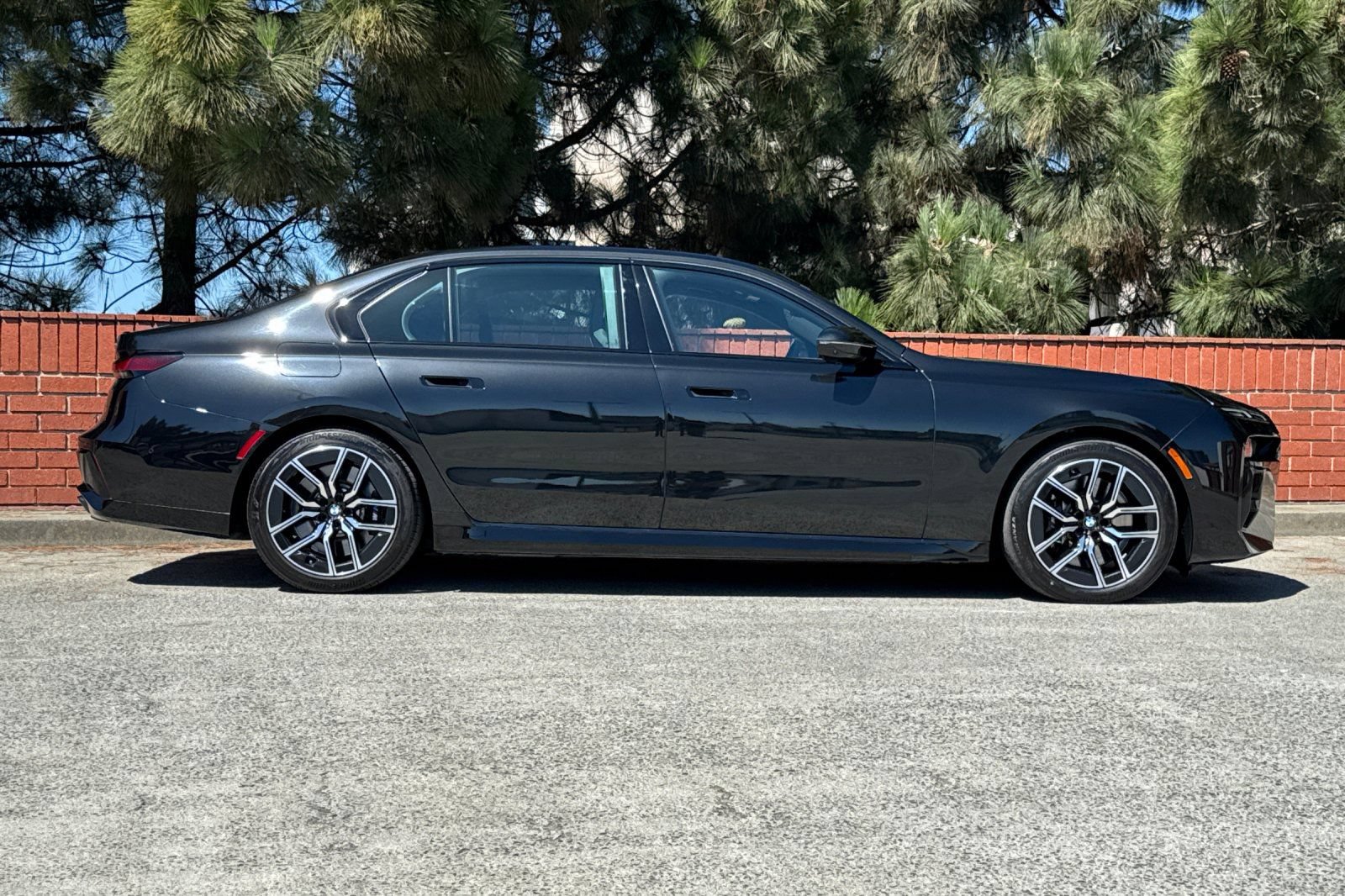 Used 2023 BMW 760i xDrive w/ Luxury Rear Seating Package AWD/4WD image 3