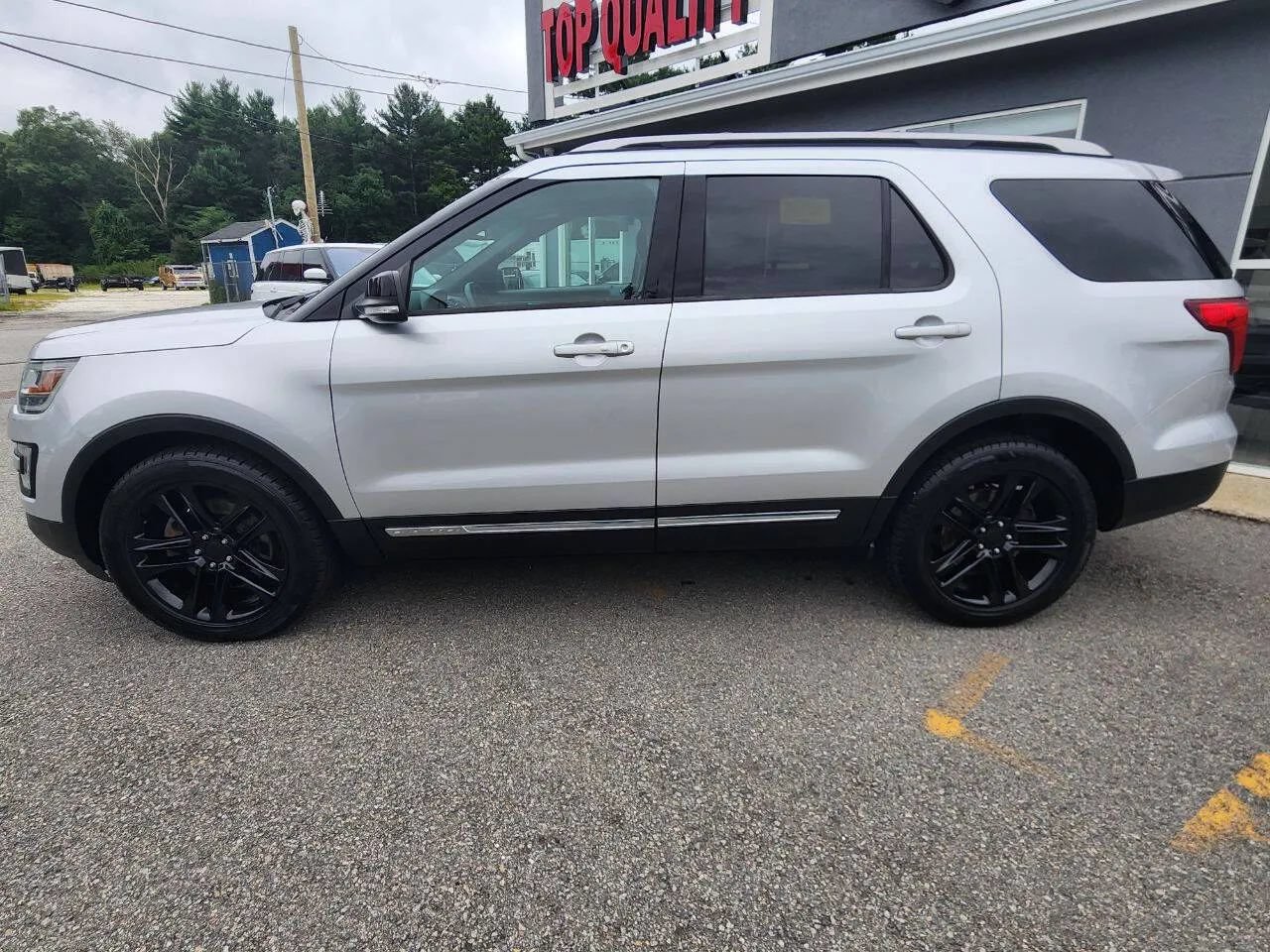 Used 2016 Ford Explorer XLT w/ Equipment Group 202A AWD/4WD image 8