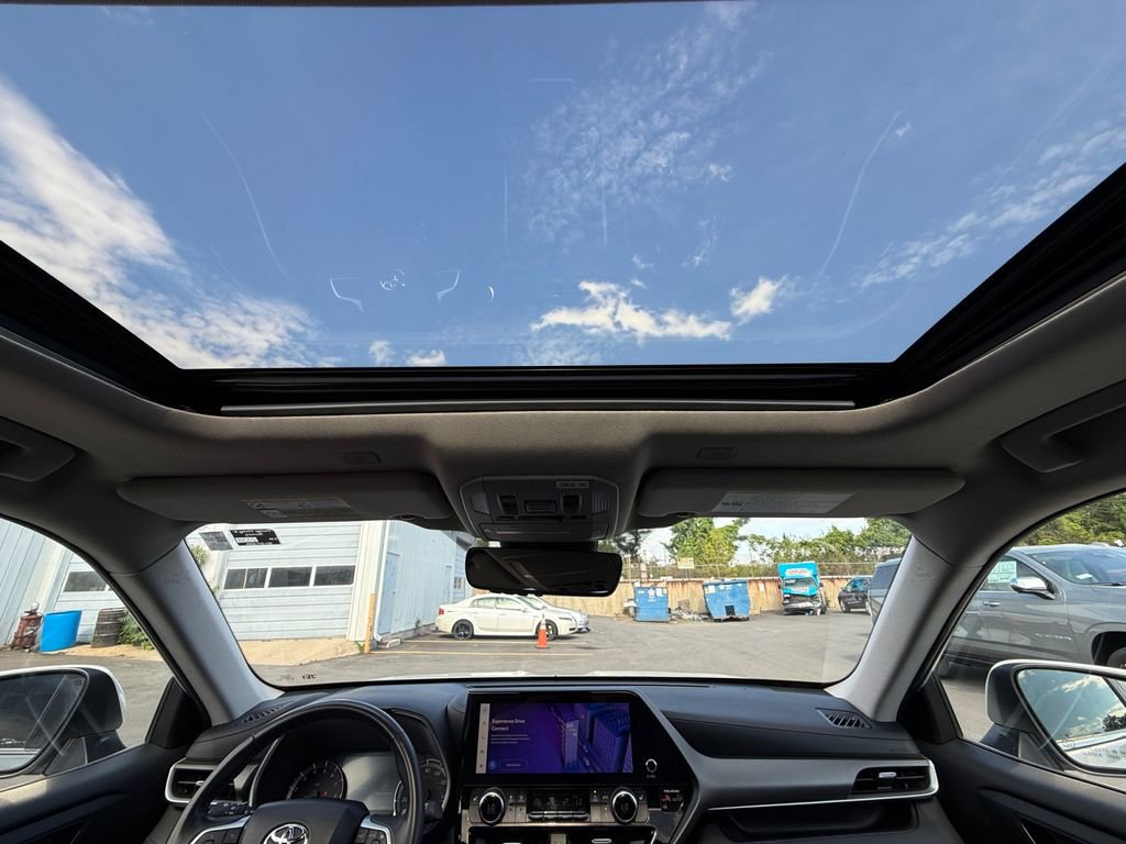 Used 2023 Toyota Highlander XLE AWD/4WD image 24