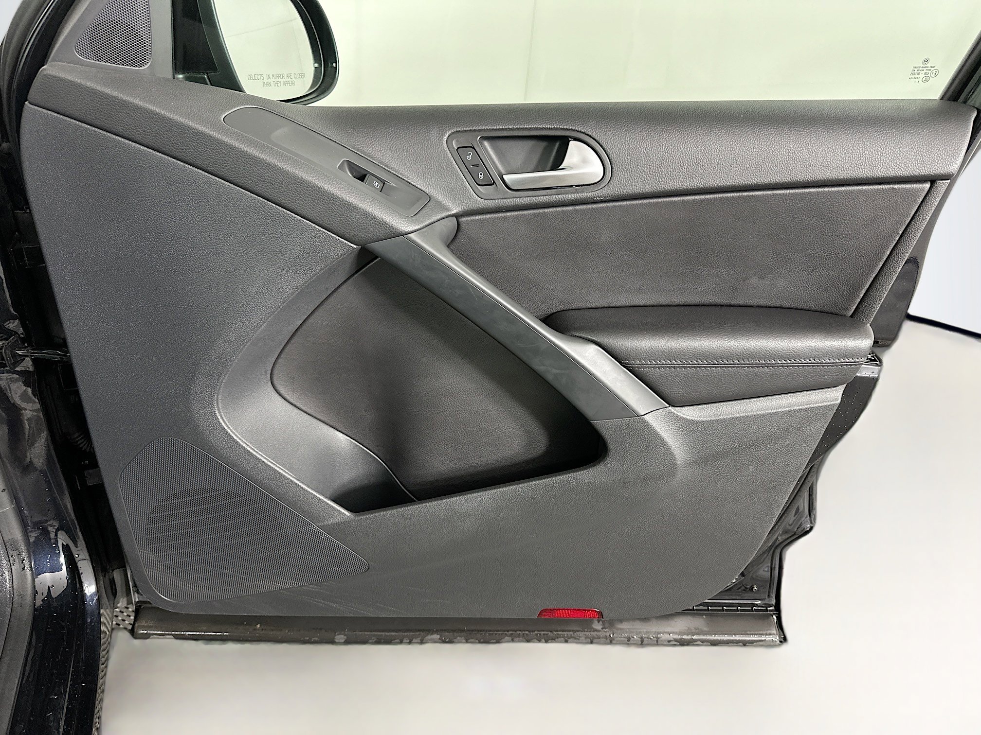 Used 2017 Volkswagen Tiguan S image 30