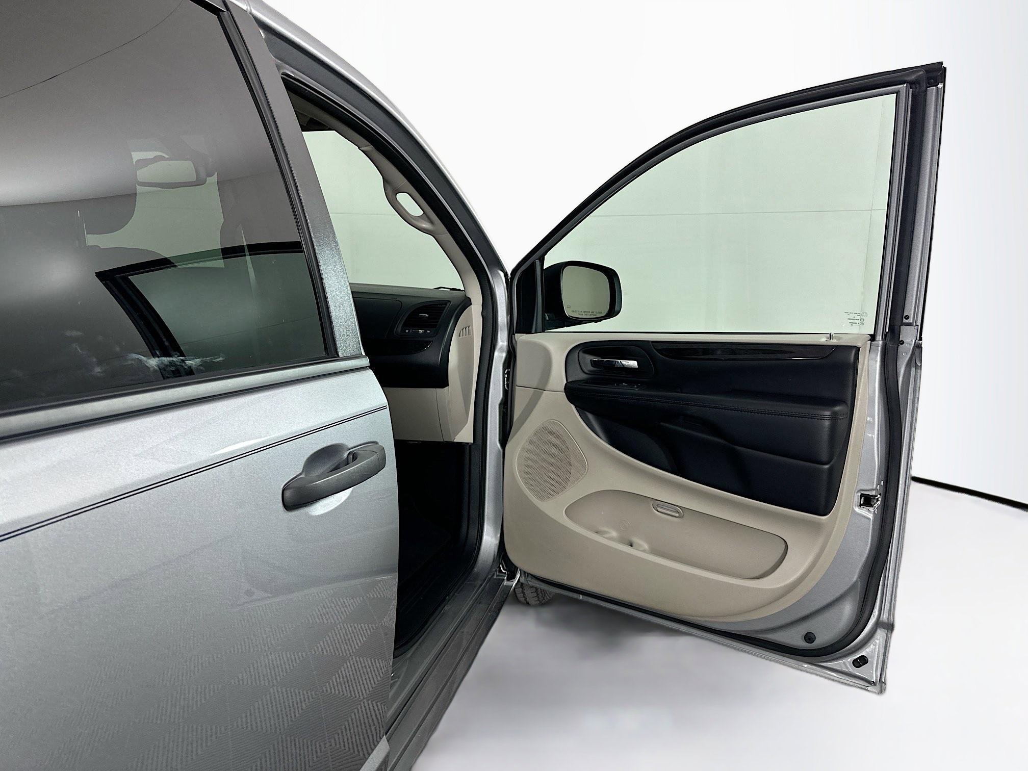 Used 2020 Dodge Grand Caravan SE w/ UConnect Hands-Free Group image 31