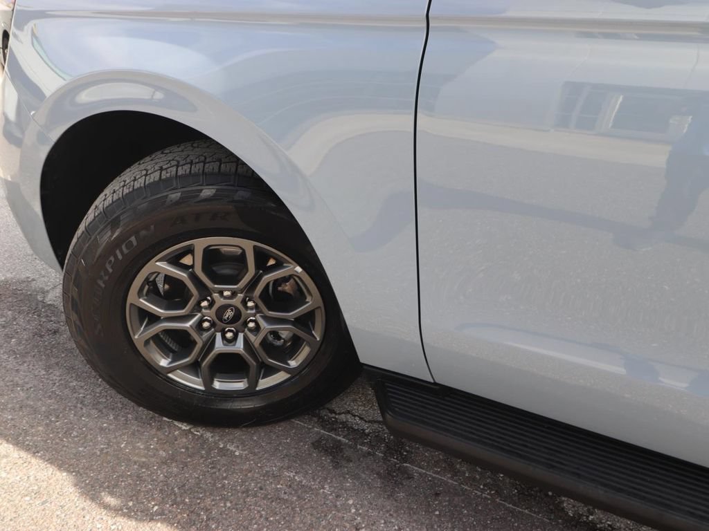 Used 2025 Ford Expedition Active RWD image 3