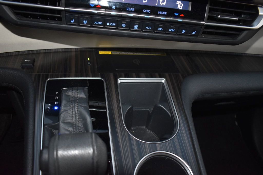 Used 2022 Toyota Sienna Platinum image 39