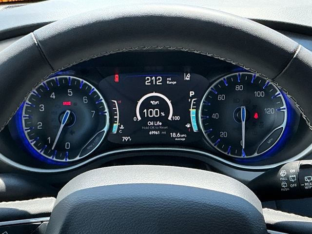 Used 2023 Chrysler Pacifica Touring-L FWD image 14