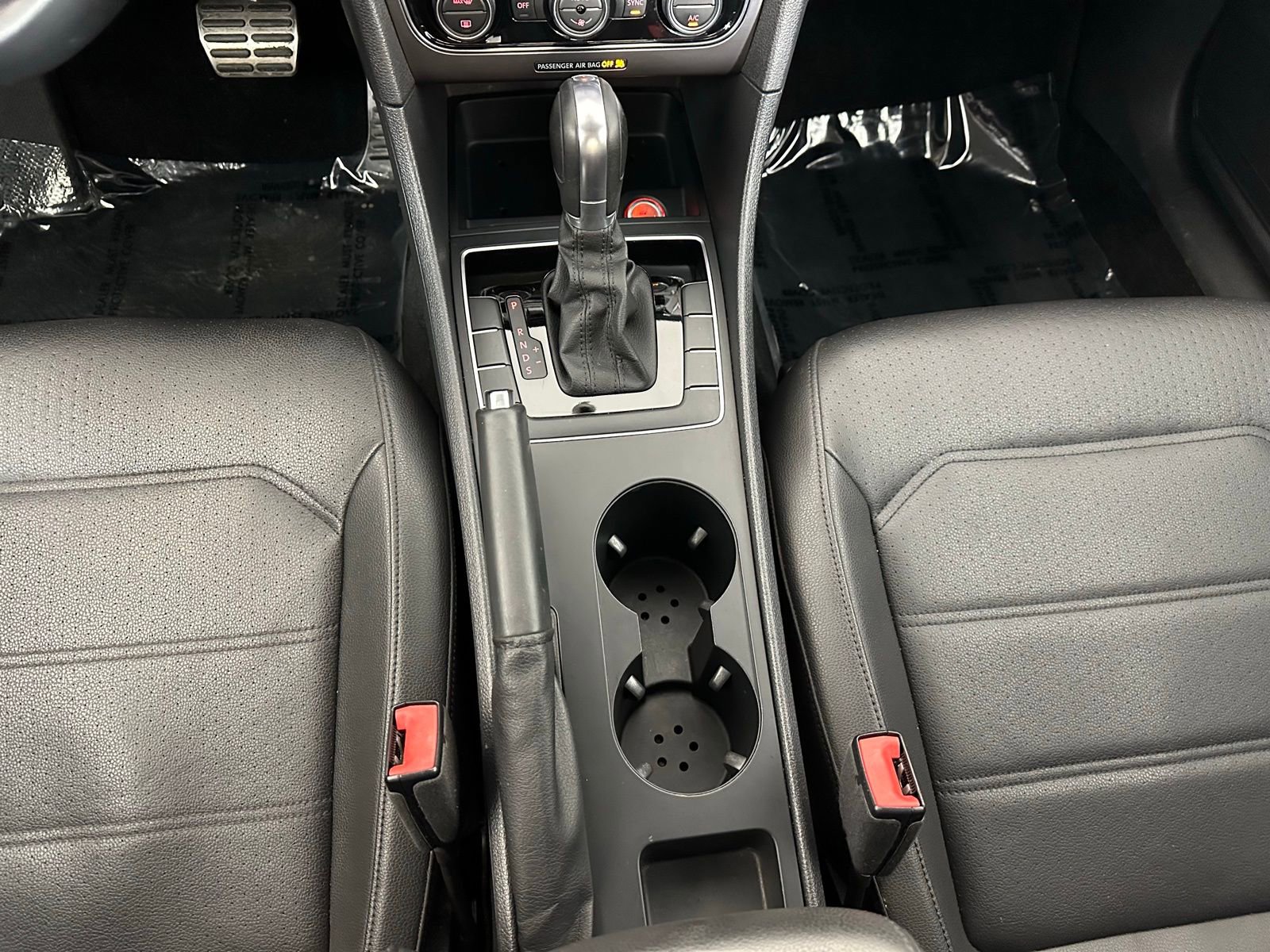 Used 2018 Volkswagen Passat 2.0T R-Line w/ R-Line Lighting Package image 16