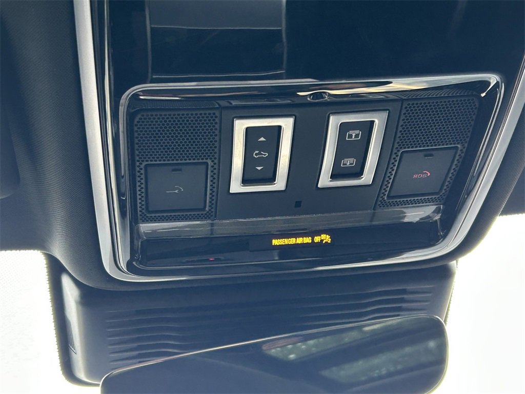 Used 2025 Land Rover Range Rover Velar Dynamic SE image 18