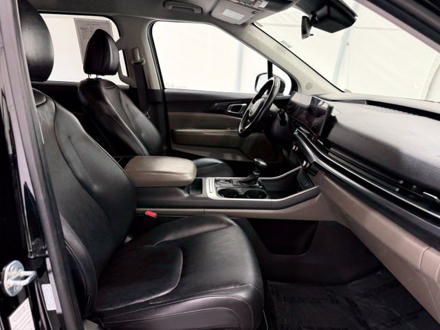 Used 2025 Kia Carnival FWD image 22