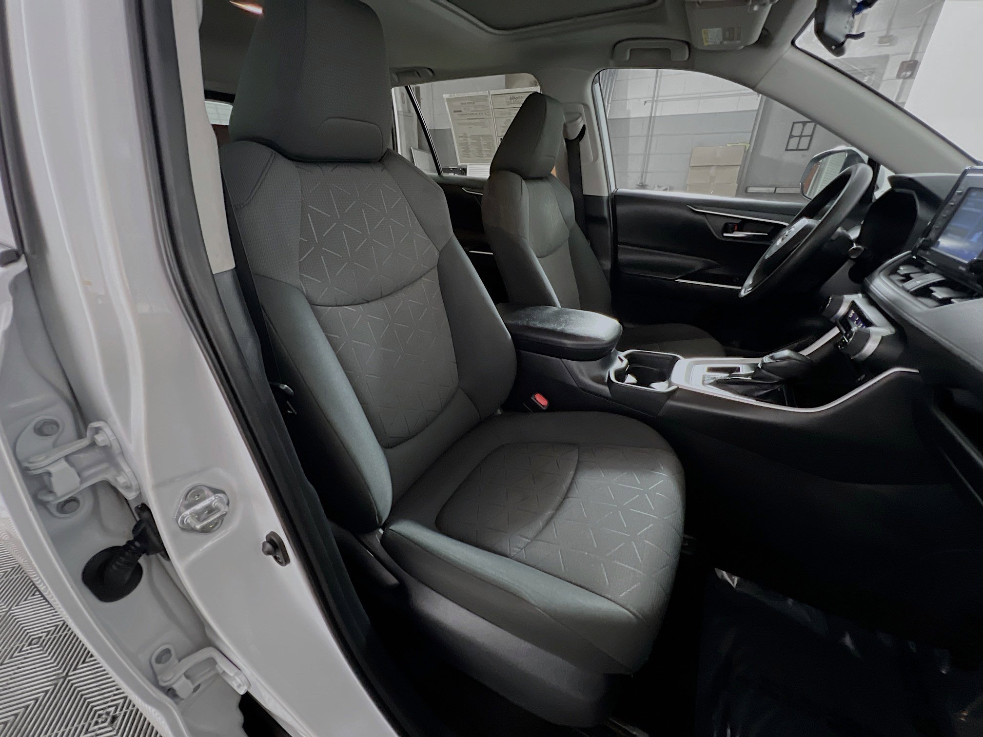 Used 2020 Toyota RAV4 XLE w/ Convenience Package image 31