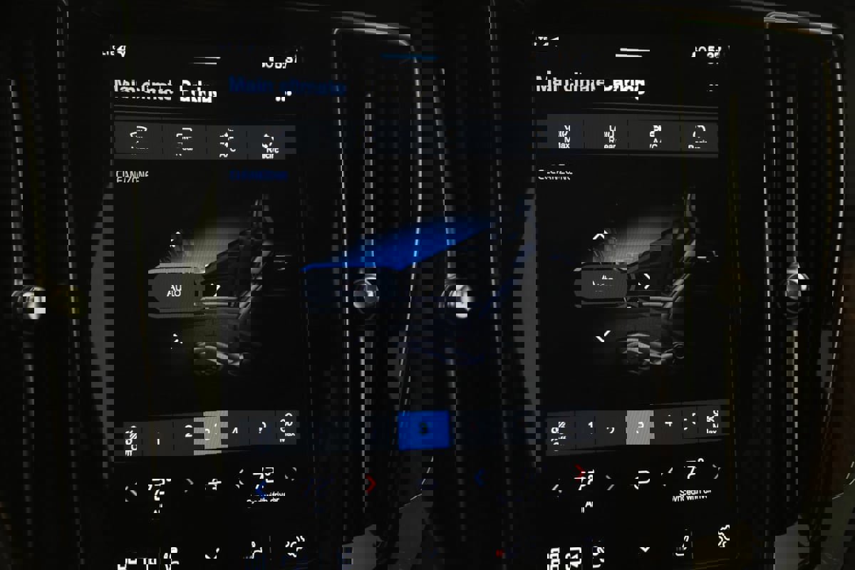 Used 2024 Volvo V60 B5 Cross Country Plus image 34