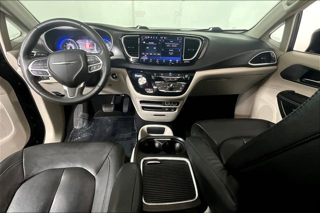 Used 2022 Chrysler Pacifica Touring-L image 14