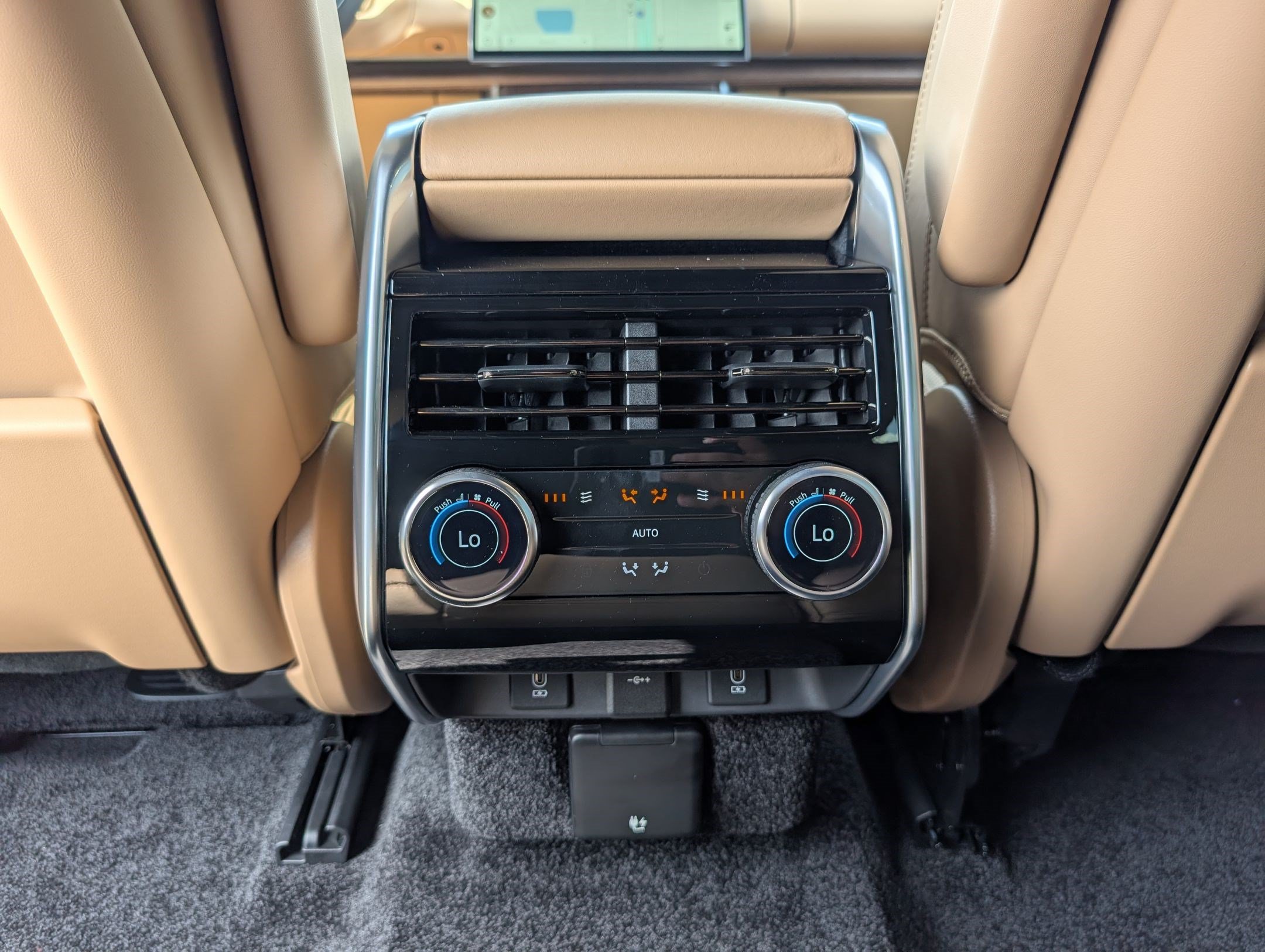 New 2026 Land Rover Range Rover Long Wheelbase SE AWD/4WD image 29