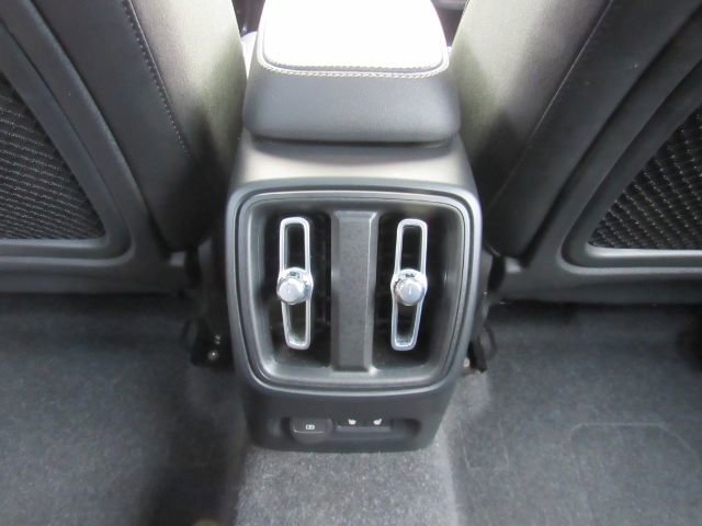 Used 2022 Volvo XC40 P8 Recharge Plus image 27