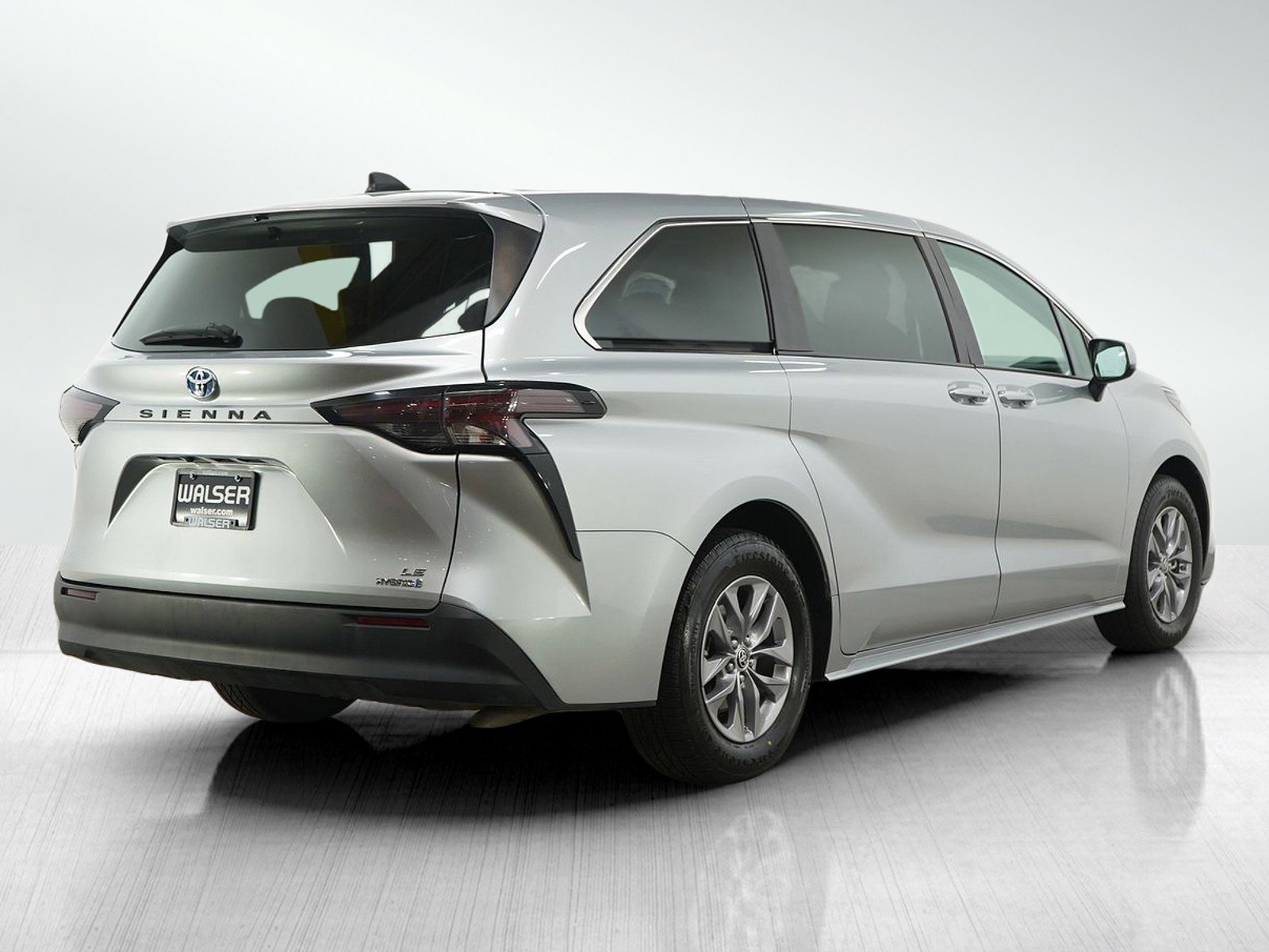 Used 2024 Toyota Sienna LE FWD image 7