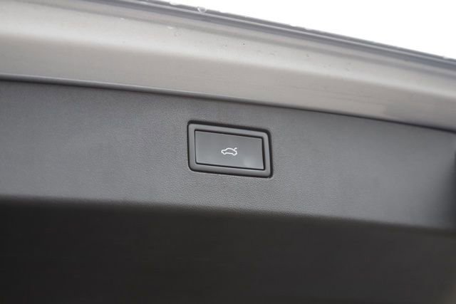 Used 2025 Volkswagen Tiguan SE w/ Panoramic Sunroof Package image 6