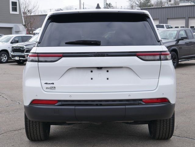 Used 2023 Jeep Grand Cherokee Altitude image 5