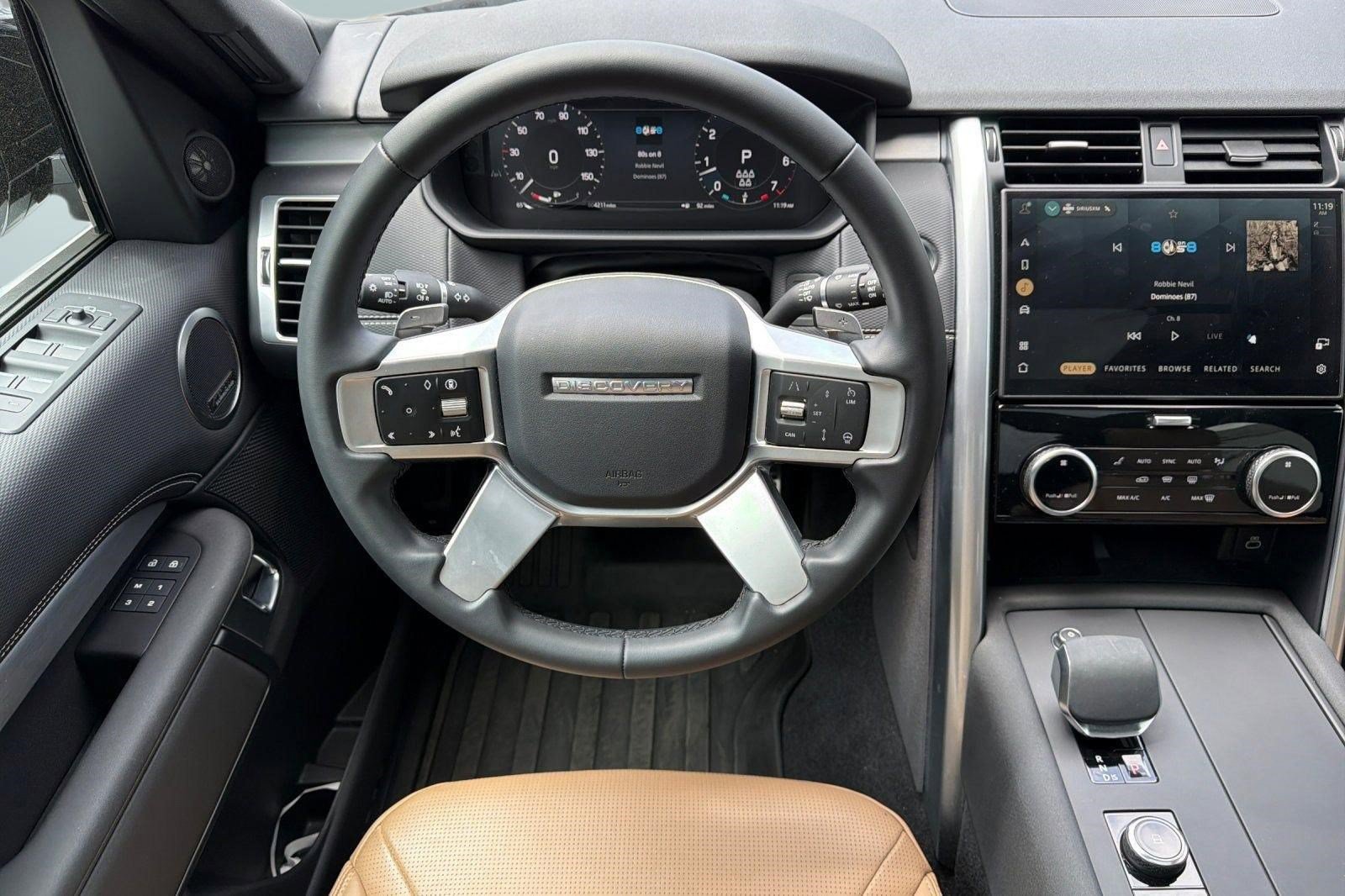 Used 2025 Land Rover Discovery Dynamic SE AWD/4WD image 17
