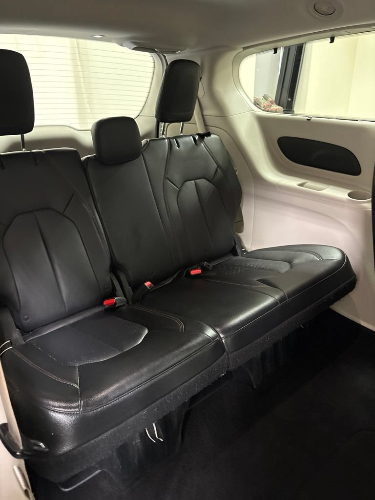 Used 2019 Chrysler Pacifica Touring-L FWD image 31