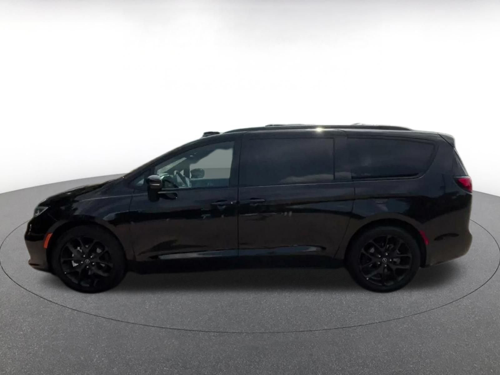 Used 2025 Chrysler Pacifica Limited FWD image 9