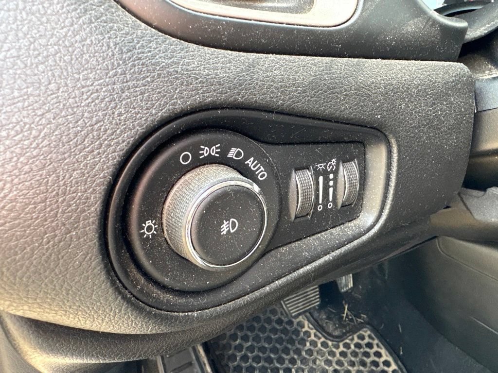Used 2017 Jeep Renegade Latitude w/ Cold Weather Group AWD/4WD image 18
