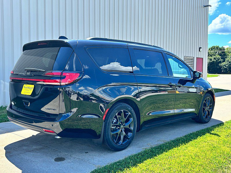 New 2026 Chrysler Pacifica Limited w/ S Appearance Package FWD image 4