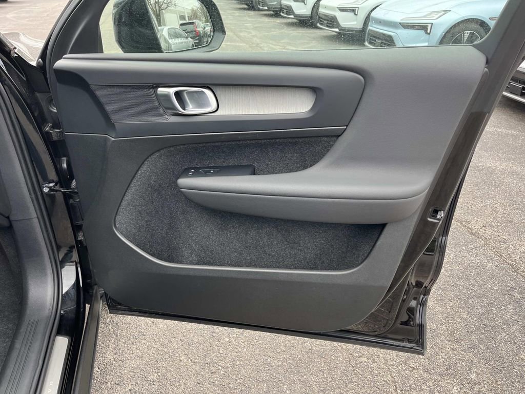 Used 2025 Volvo XC40 B5 Plus w/ Protection Package Premier image 22