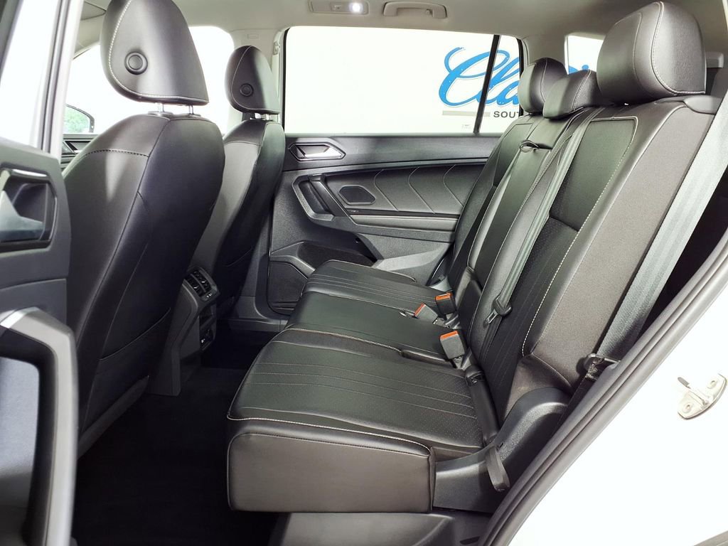Used 2022 Volkswagen Tiguan SE w/ Panoramic Sunroof Package image 8