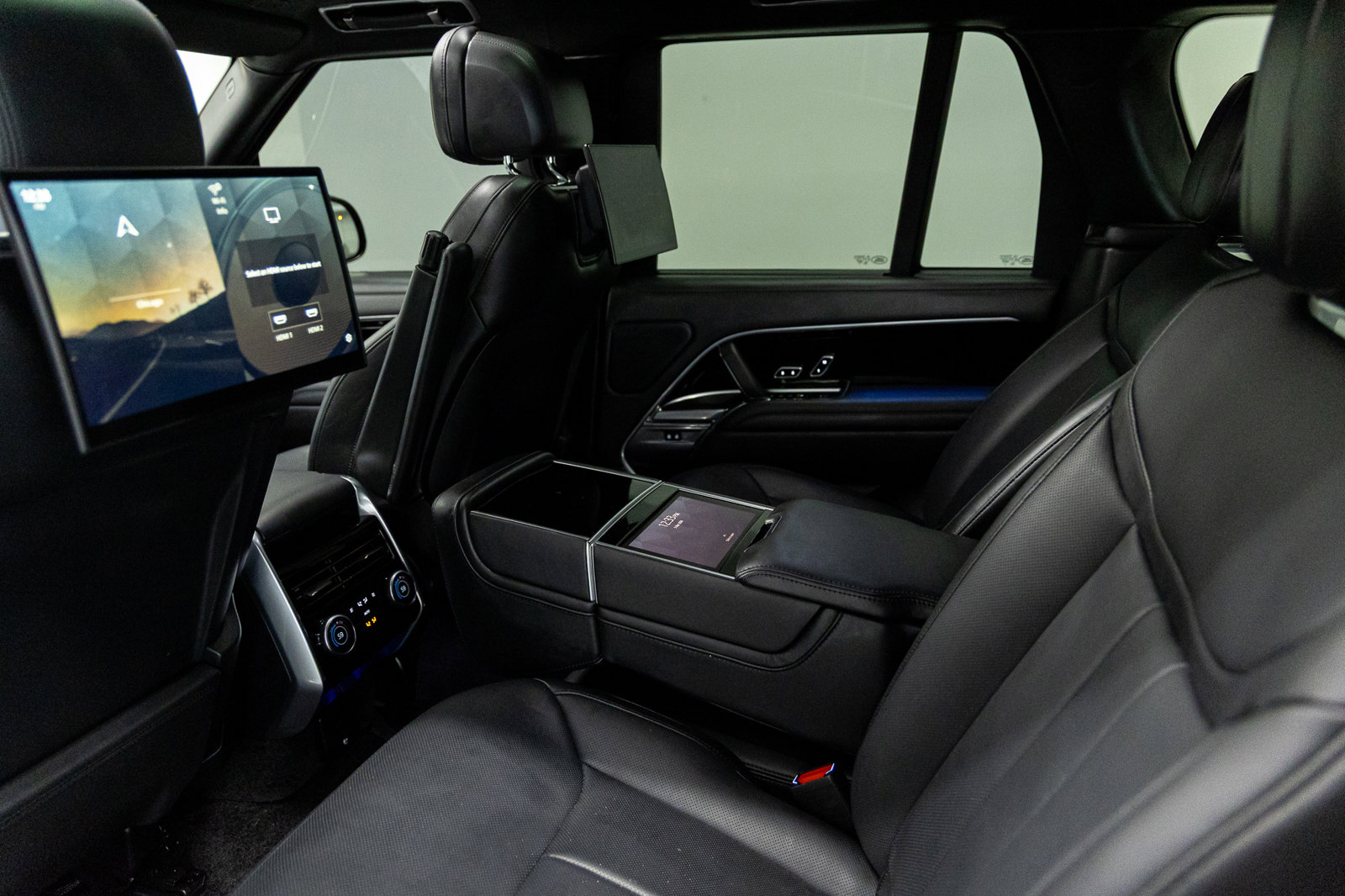 Used 2023 Land Rover Range Rover Autobiography image 32