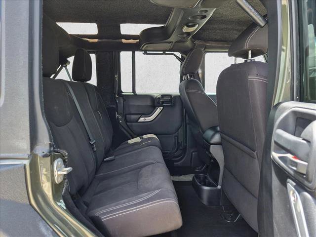 Used 2015 Jeep Wrangler Unlimited Rubicon w/ Connectivity Group AWD/4WD image 18