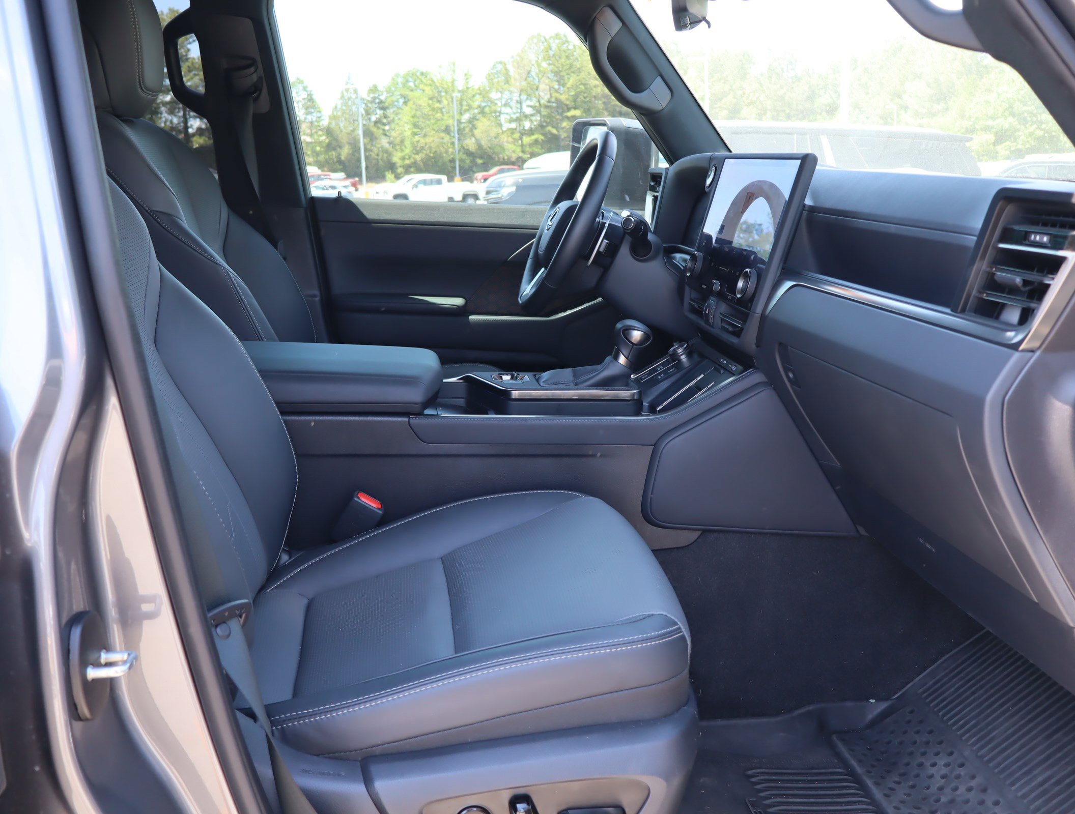 Used 2025 Lexus GX 550 w/ Accessory Package (2T) AWD/4WD image 18