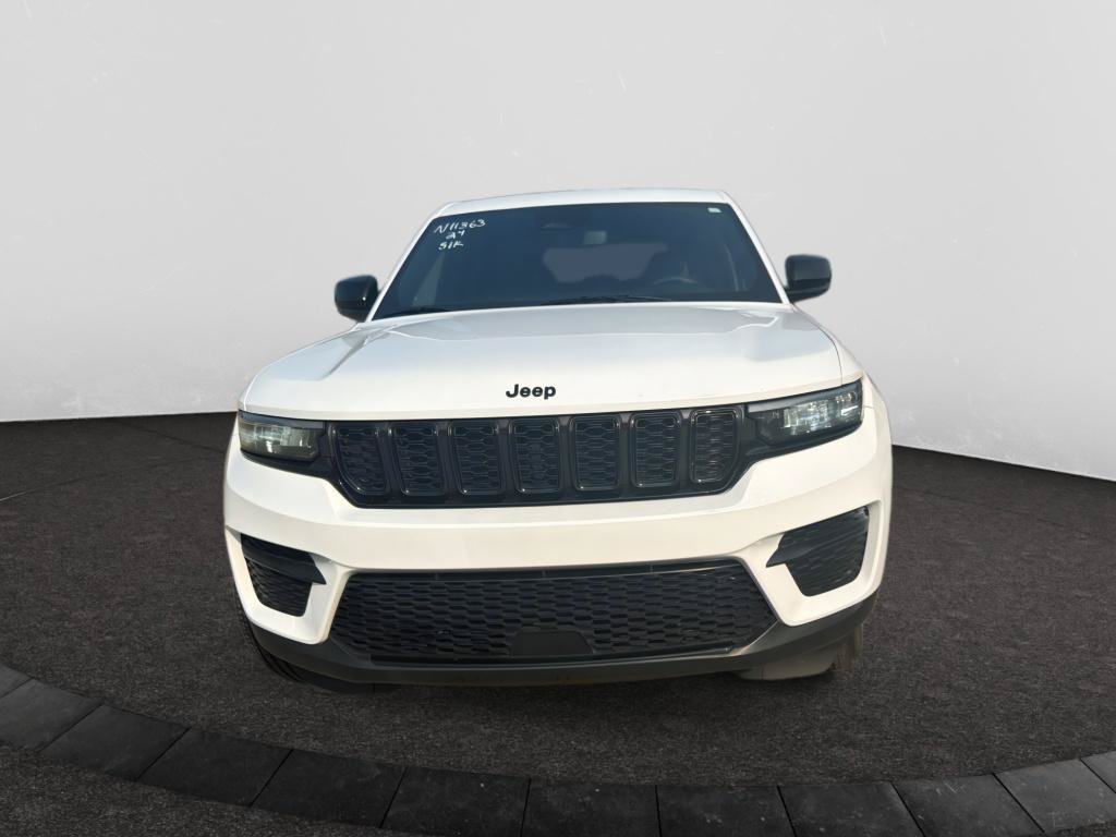 Used 2024 Jeep Grand Cherokee Altitude RWD image 2