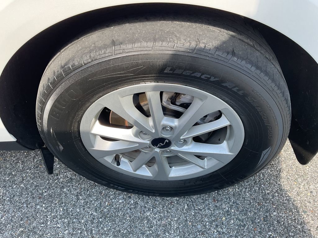 Used 2023 Kia Carnival LX image 6