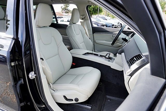 Used 2025 Volvo XC90 B6 Plus w/ Protection Package Premier image 12