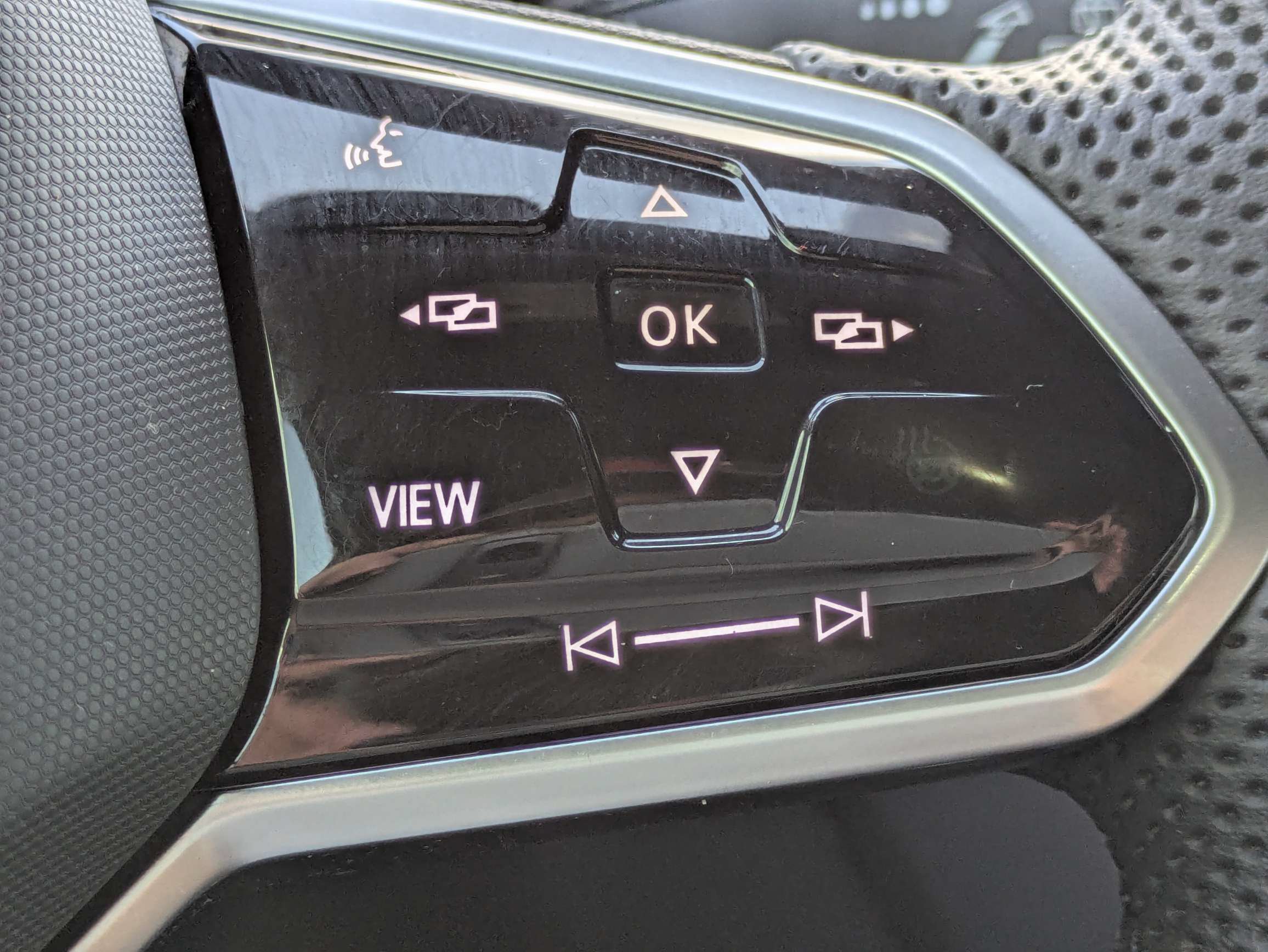 Used 2022 Volkswagen Tiguan SE R-Line FWD image 31