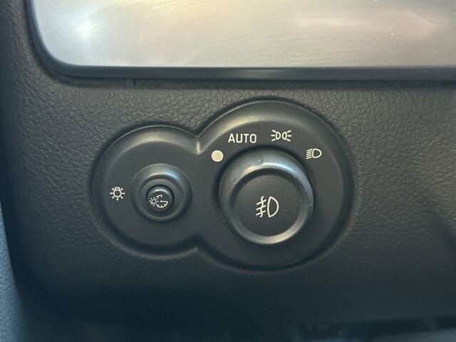 Used 2004 Chevrolet SSR w/ Preferred Equipment Group image 27