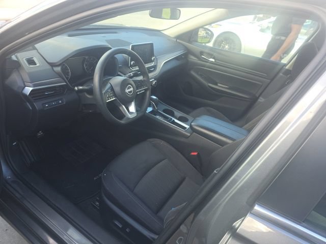 Used 2025 Nissan Altima 2.5 SV FWD image 2