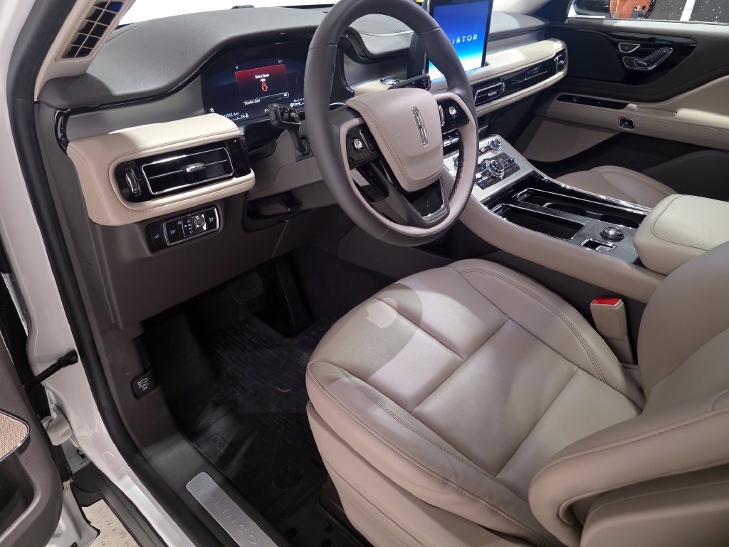 Used 2024 Lincoln Aviator AWD w/ Premium Package image 19