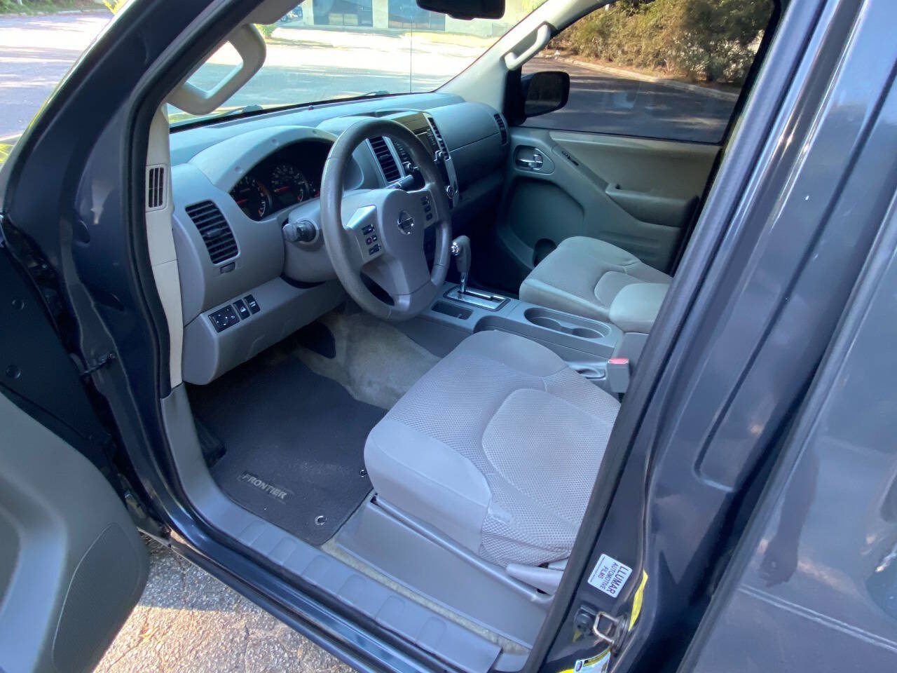 Used 2015 Nissan Frontier SV w/ SV Value Truck Package AWD/4WD image 11