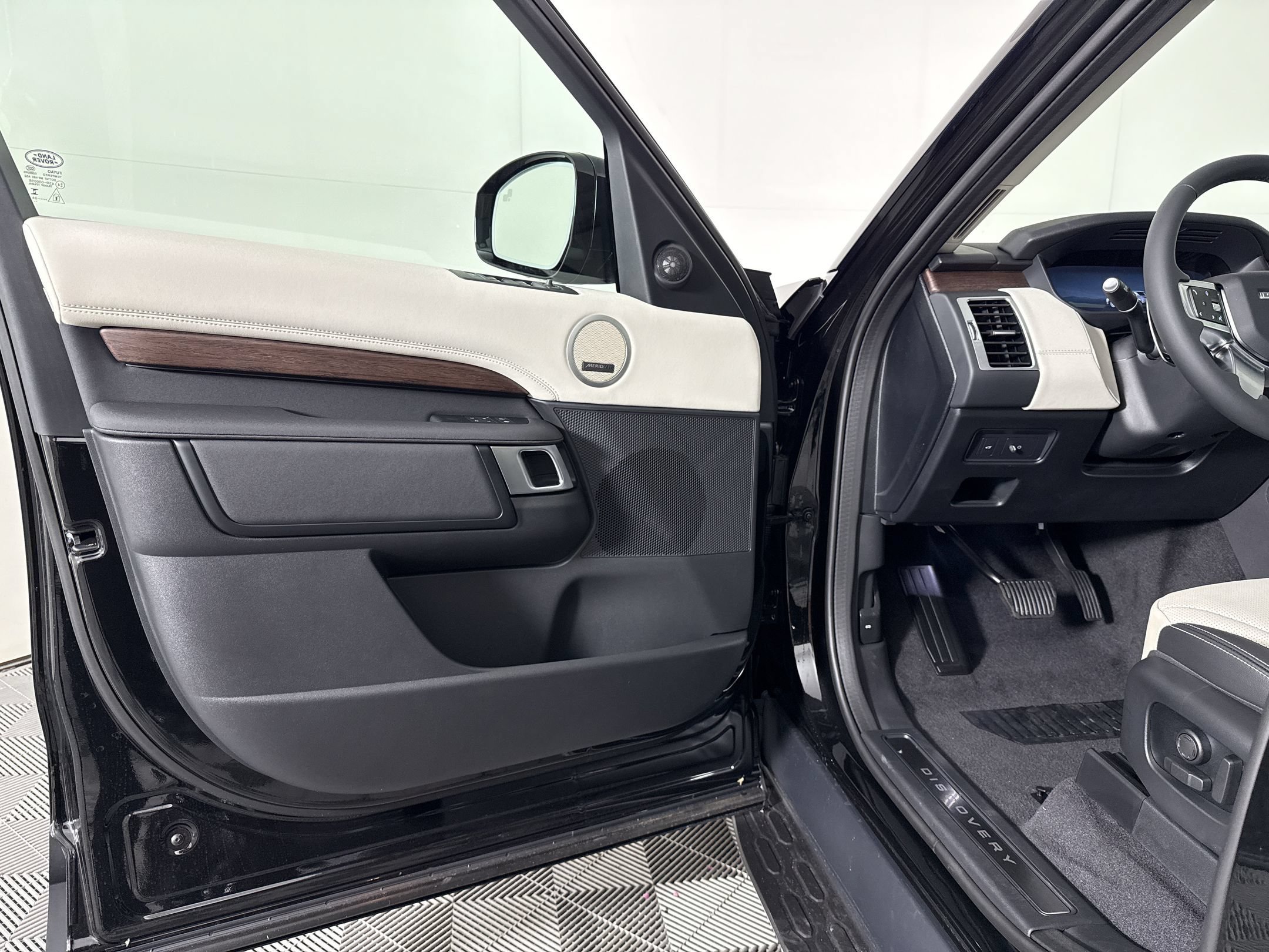 New 2026 Land Rover Discovery S AWD/4WD image 25