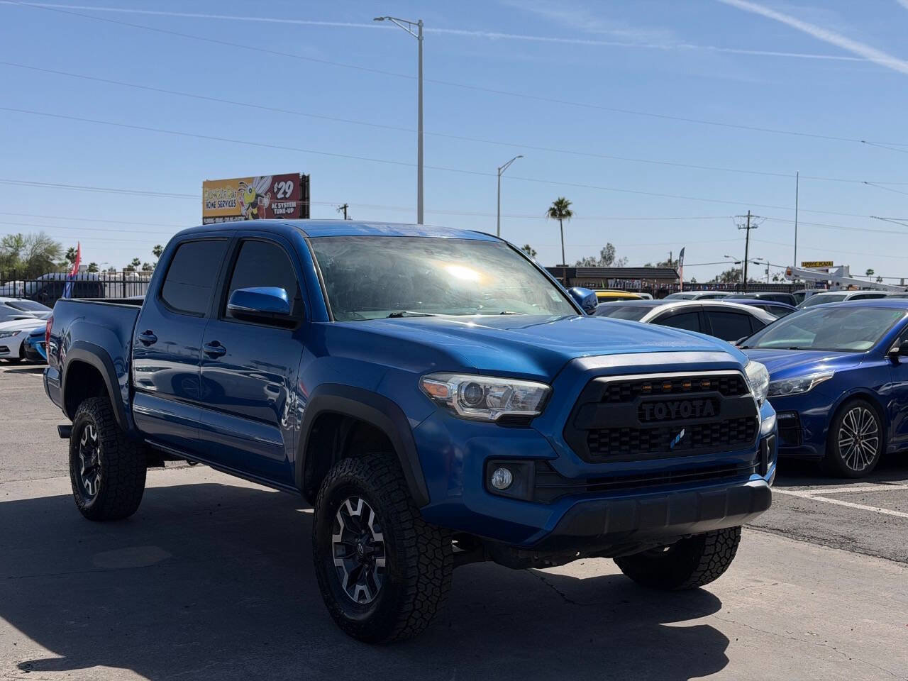 Used 2017 Toyota Tacoma TRD Off-Road w/ Premium & Technology Package AWD/4WD image 13
